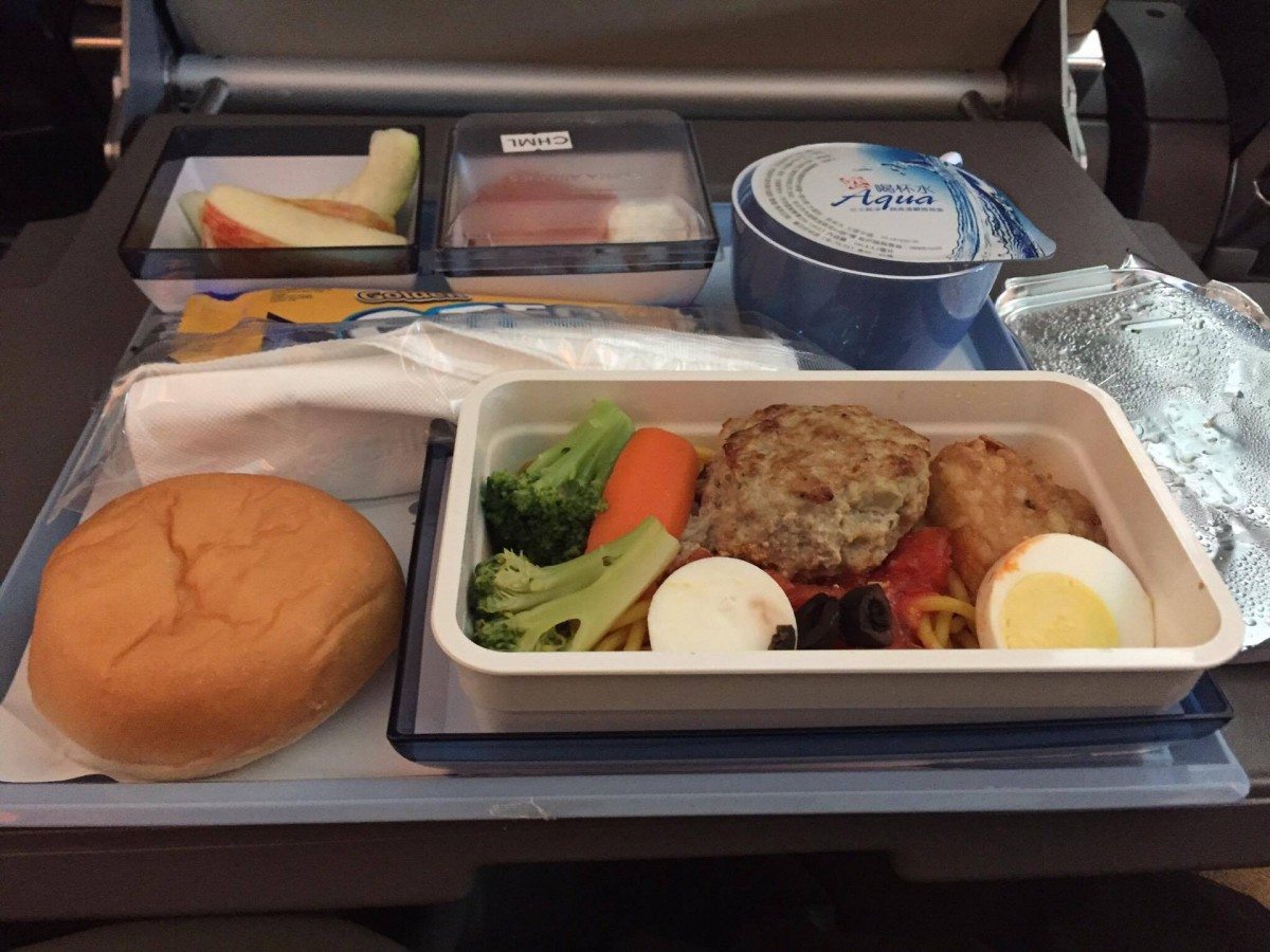 JAL日本航空推「走飛機餐」服務：減少食物浪費、不打擾乘客 網民意見兩極